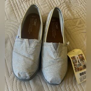 NWT TOMS Girl’s Youth Classic in Silver Glimmer color. Size 2.5